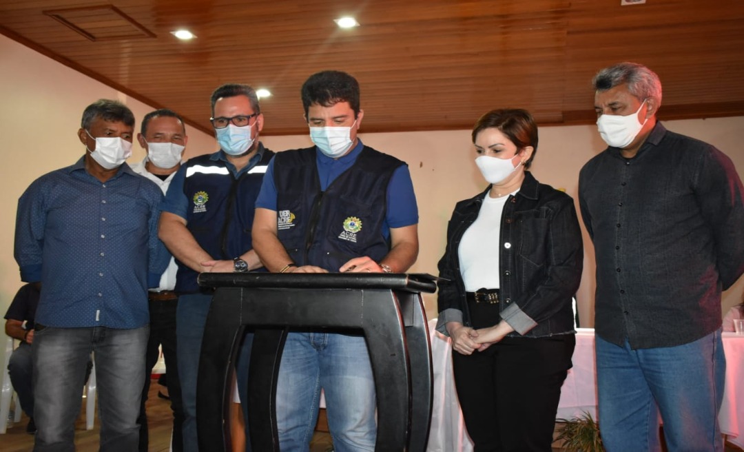 Em Xapuri, Gladson assina ordem de serviços para construção de centro administrativo e reforma de escolas e entrega ônibus